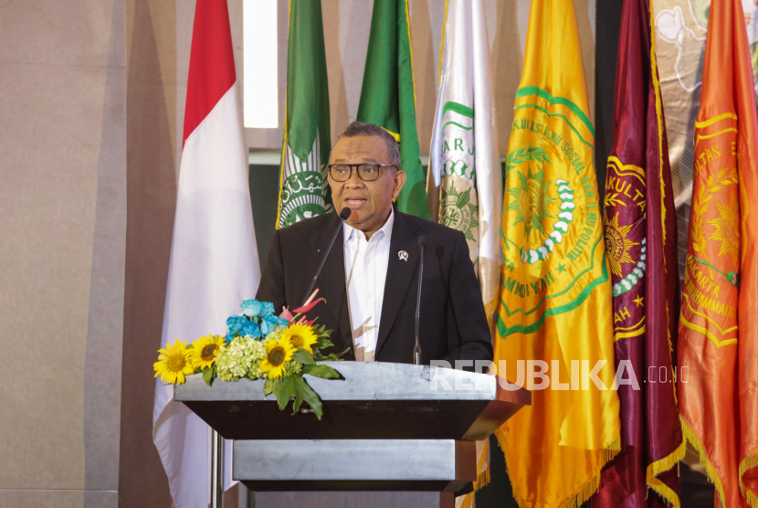 Wamenaker Dr Ir H Afriansyah Noor, M.Si, IPU menyampaikan orasi ilmiah pada prosesi wisuda UMJ sesi ketiga, Ahad (23/11/2025).