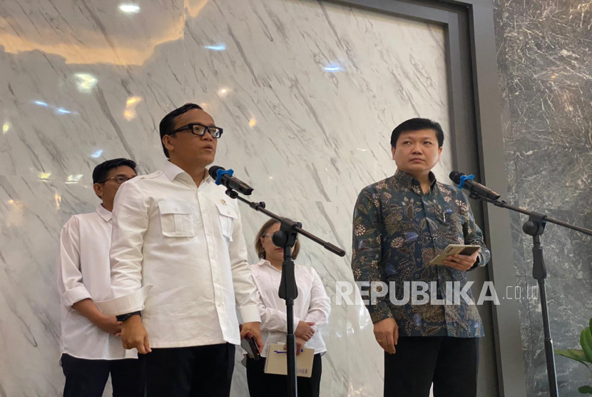 Wamenaker RI Immanuel Ebenezer (kiri) dan Direktur Utama PT Sritex Iwan Kurniawan Lukminto (kanan) dalam konferensi pers terkait isi buruh PT Sritex di Kantor Kemenaker RI, Jakarta Selatan, Rabu (13/11/2024).