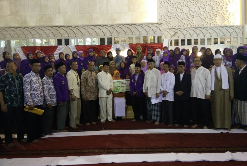 Wamenang, Nazarudin Umar, menyerahkan paket Lebaran guruku Berhasanah