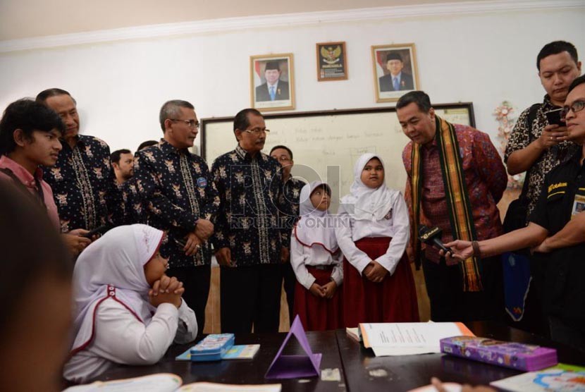 Wamendik Musliar Kasim bersama Dirjen Dikmen Achmad Jazidie dan    Kepala Dinas Pendidikan Kota Mataram Ruslan Efendy melakukan    dialog kepada para peserta didik terkait penerapan    Kurikulum 2013. (Republika/Rizka Vardya Hasyim)