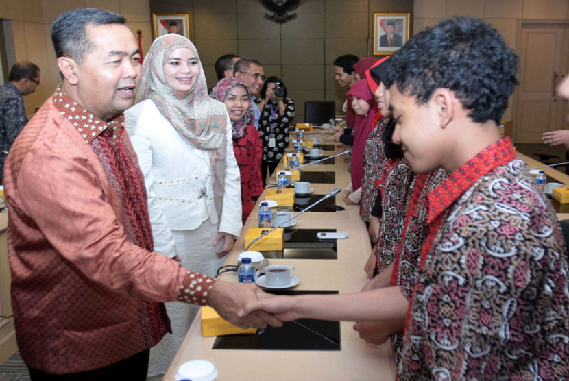 Wamendikbud Musliar Kasim (kiri) didampingi Direktur Corporate Affairs Intel Indonesia Deva Rachman (dua kiri)  melepas para siswa yang akan berangkat ke Los Angeles di Jakarta, Selasa (6/5). 