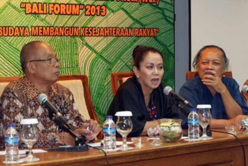 Wamendikbud Wiendu Nuryanti (tengah) memberikan keterangan pers tentang Forum Kebudayaan Dunia 