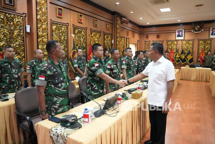 Wamenhan Donny Ermawan Taufanto resmi melepas Satuan Tugas (Satgas) Kesehatan TNI gelombang IV ke Palestina.