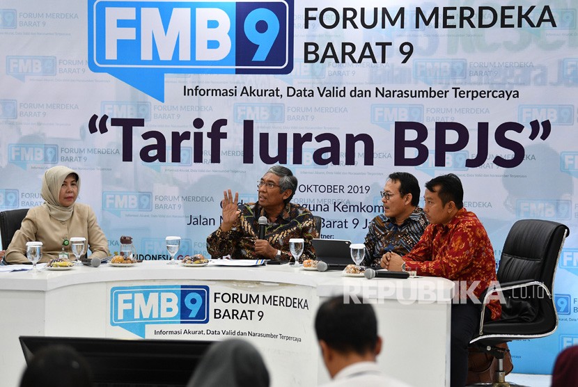 Kepala Pusat Pembiayaan dan Jaminan Kesehatan Kalsum Komaryani (kiri) menjadi narasumber dalam diskusi Forum Merdeka Barat 9 di kantor Kementerian Kominfo, Jakarta.