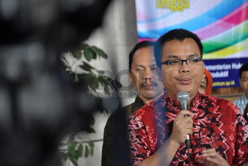  Wamenkum HAM Denny Indrayana, memberikan keterangan pers terkait penyerbuan Lapas Sleman di Jakarta, Sabtu (23/3). (Republika/Rakhmawaty La'lang)