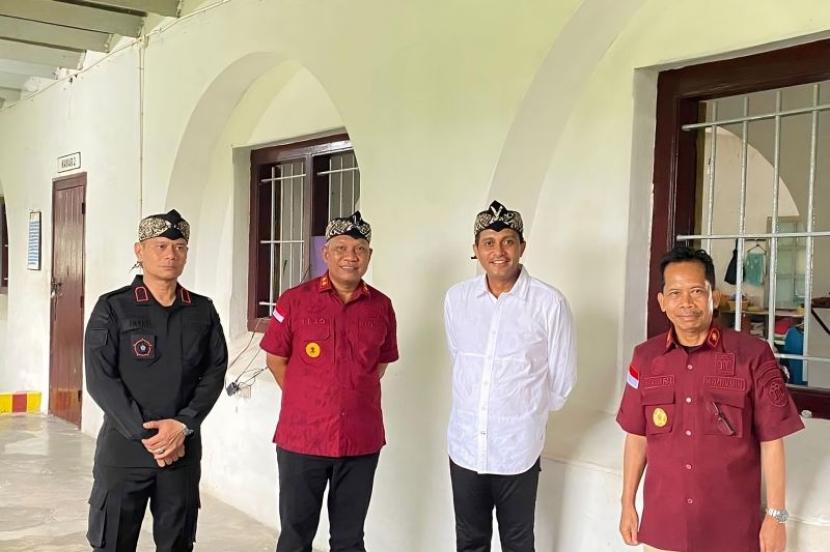 Wamenkumham Edward Omar Sharif Hiariej alias Eddy Hiariej (kedua kanan) melakukan sejumlah agenda di Yogyakarta dan Jawa Tengah (Jateng) pada Kamis (16/11/2023).