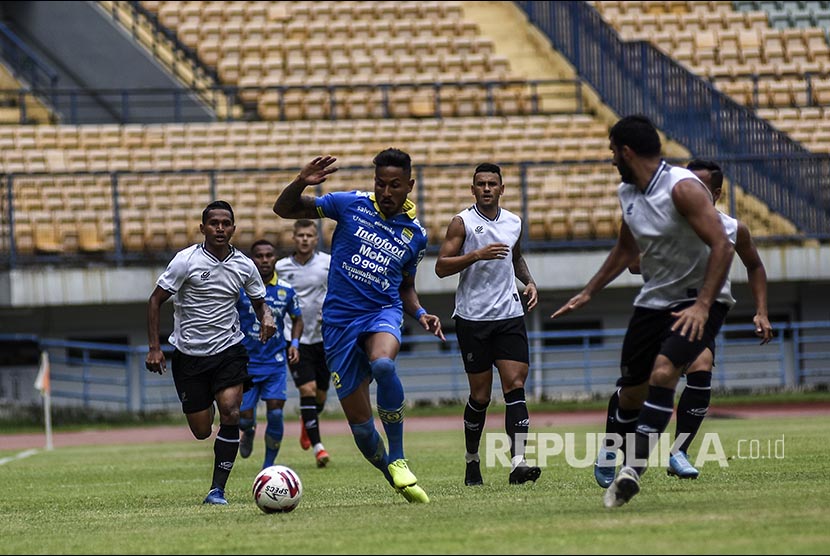 Wander Luiz diadang pemain Pesikabo pada laga persahabatan antara Persib Bandung melawan Tira Persikabo Bogor di Stadion GBLA, Bandung, Jumat (21/2).(Abdan Syakura)