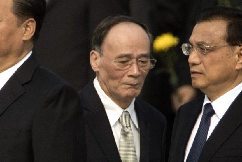 Wang Qishan (tengah) dan Xi Jinping (kiri).