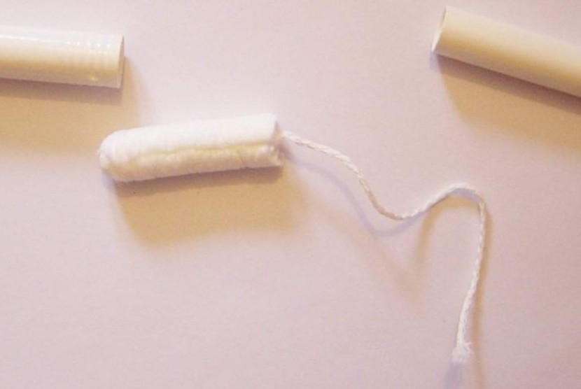 Wanita Aborigin diperintahkan membayar denda 500 dolar AS karena mencuri satu kotak tampon di pom bensin. 