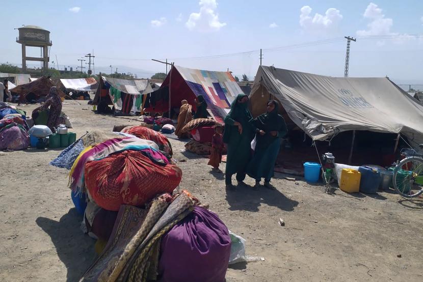 Wanita Afghanistan berdiri di luar tenda mereka di area terbuka di pinggiran Chaman, sebuah kota perbatasan di provinsi Baluchistan barat daya Pakistan, Rabu, 1 September 2021