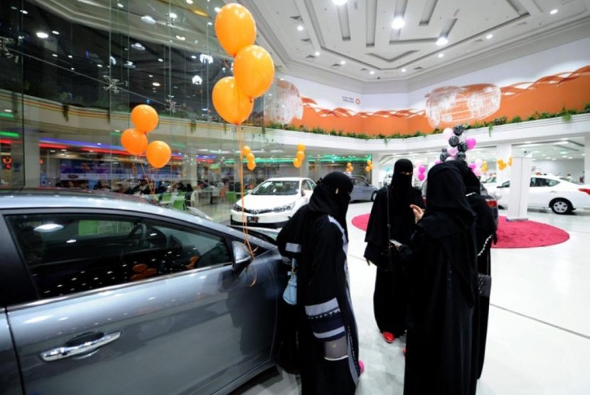 wanita Arab Saudi berbicang di show room mobil,
