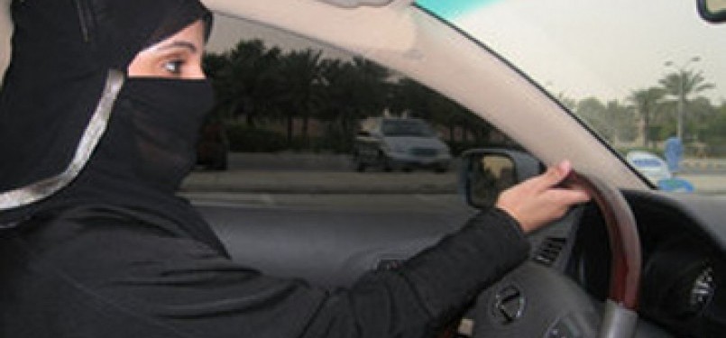 Wanita Arab Saudi berkendara sendiri