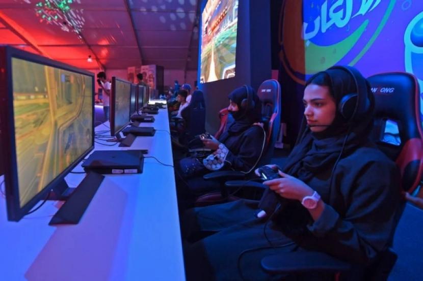 Wanita Arab Saudi bermain gim. Investasi Arab Saudi di E-Sports Picu Bertambahnya Jumlah Gamer