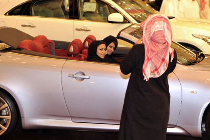 Wanita Arab Saudi mengemudi (ilustrasi)