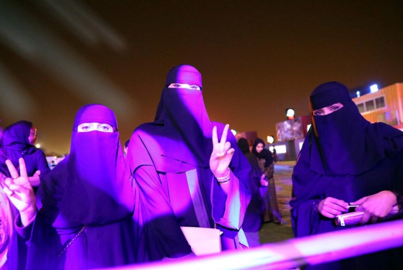 Wanita Arab Saudi menonton konser jaz di Riyadh. Arab Saudi melibatkan pesohor termasuk supermodel untuk mempromosikan wisata di medsos. Ilustrasi.