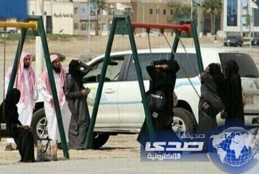 Wanita Arab Saudi sedang bermain ayunan