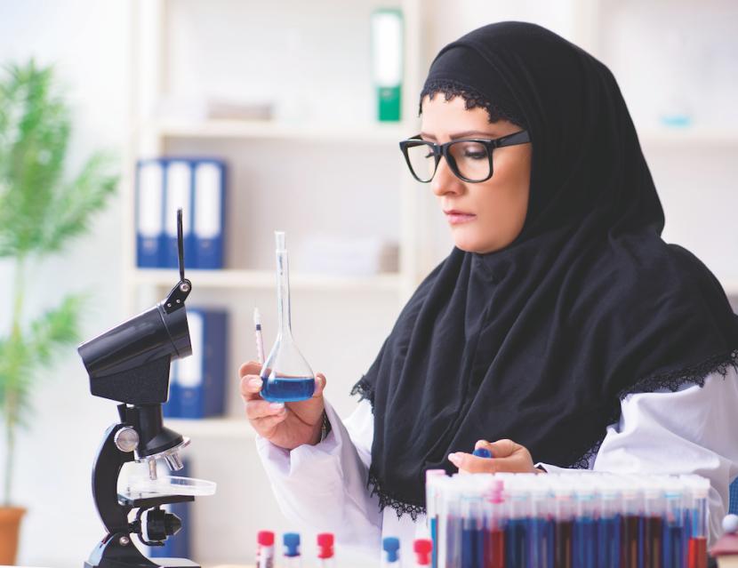 Wanita Aran Saudi bekerja di sektor Industri.