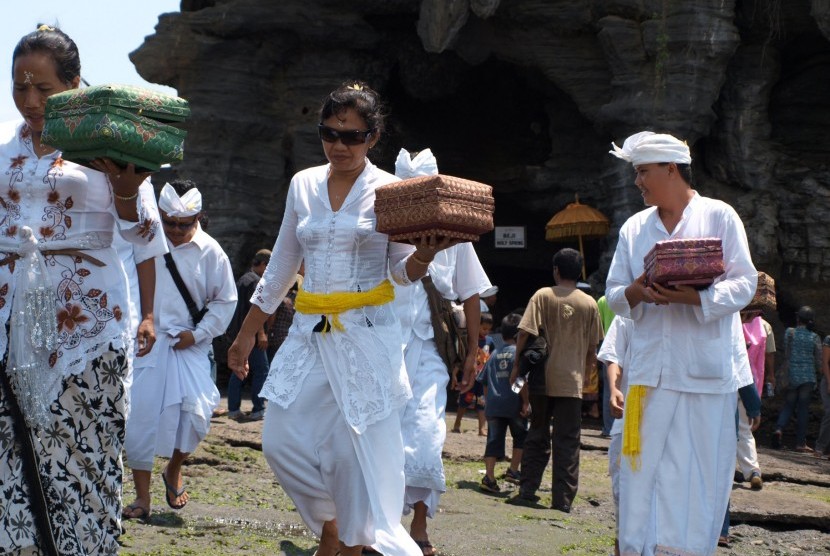 Wanita Bali mengenakan kebaya khas Pulau Dewata dengan ciri khas sabuk di bagian pinggangnya.