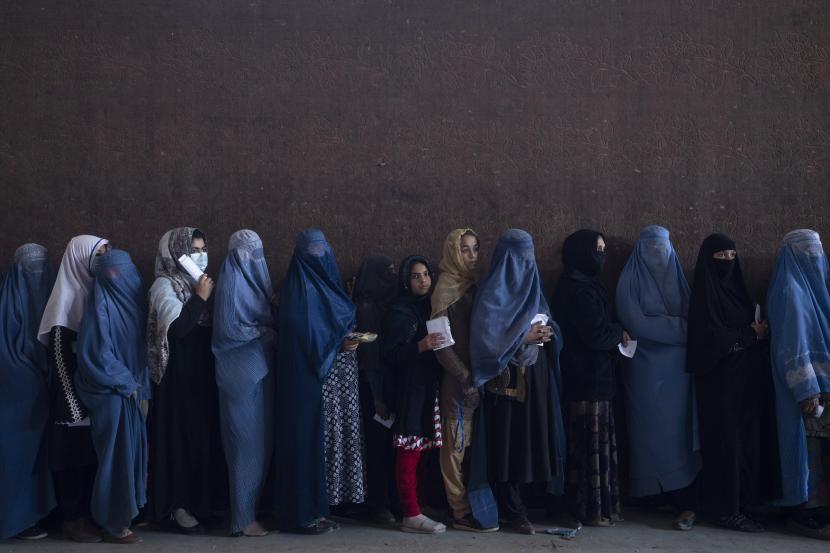 Wanita berbaris untuk menerima uang tunai di titik distribusi uang yang diselenggarakan oleh Program Pangan Dunia, di Kabul, Afghanistan, Sabtu, 20 November 2021.