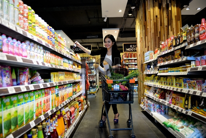 Wanita berbelanja di supemarket (ilustrasi). Menurut jajak pendapat di AS, sebagian responden mengaku rela membayar lebih demi mendapatkan produk yang dibuat secara berkelanjutan.