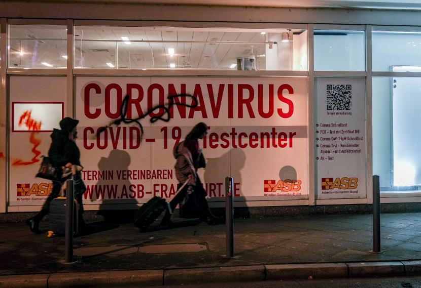 Wanita berjalan melewati pusat tes virus corona yang terbengkalai di Frankfurt, Jerman, Kamis, 18 November 2021. Infeksi COVID-19 di Jerman mencapai rekor tertinggi baru pada Kamis.