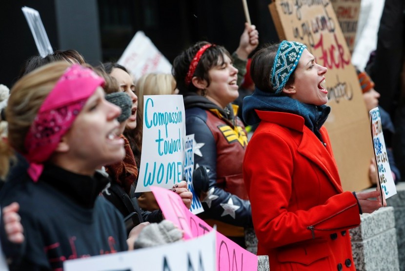 Wanita berunjuk rasa di Chicago, AS, menentang kebijakan aborsi yang diambil Presiden Donald Trump.