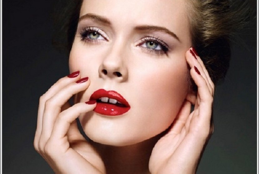 Wanita dengan lipstik merah