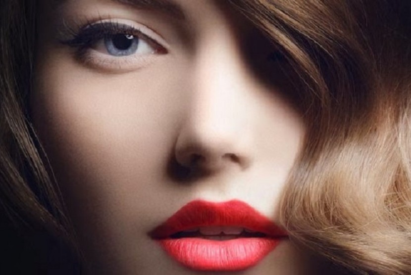 Wanita dengan lipstik merah 