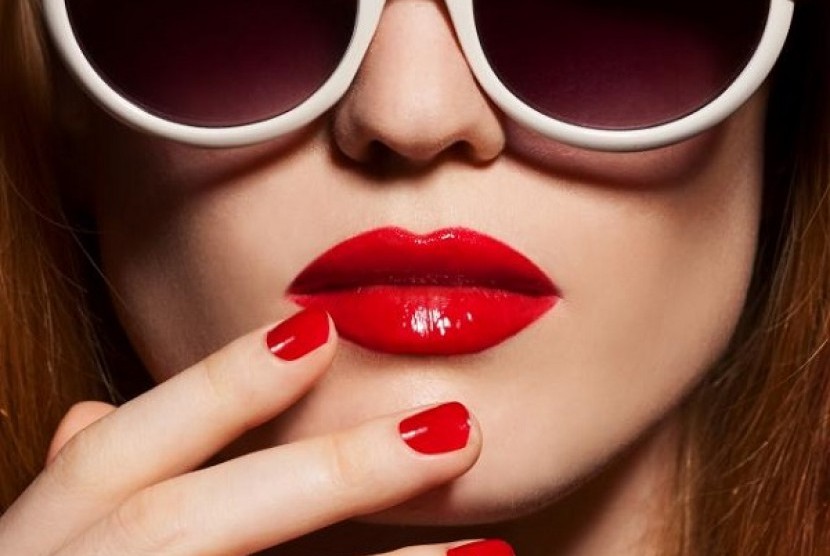 Wanita dengan lipstik merah (Ilustrasi)