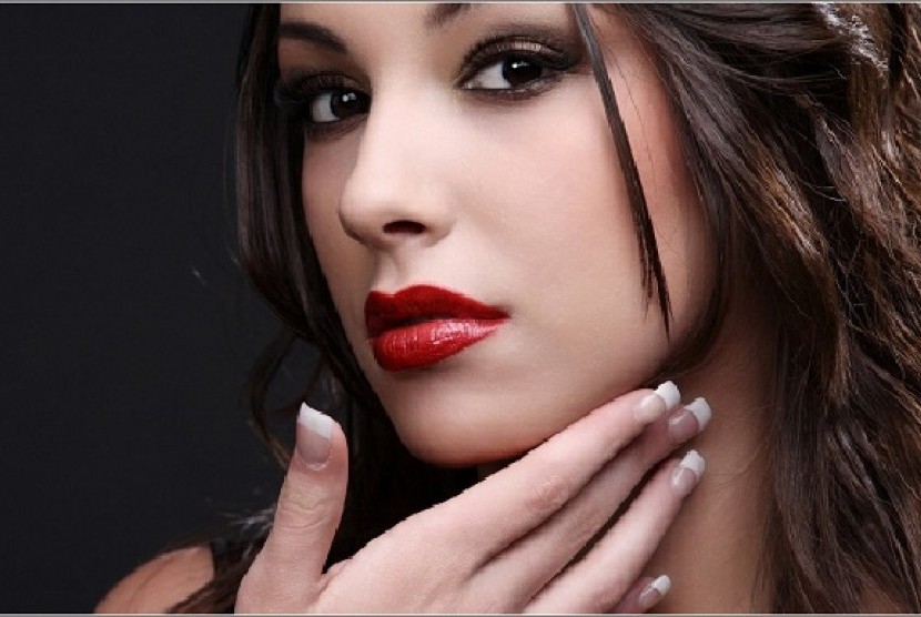 Wanita dengan lipstik merah menyala (ilustrasi)