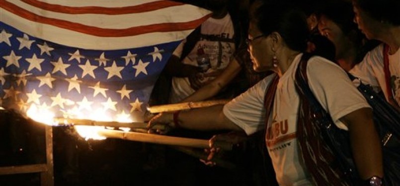 Wanita Filipina membakar bendera Amerika Serikat saat menggelar aksi demonstrasi menentang kehadiran tentara Amerika Serikat di Filipina.