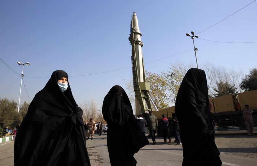 Sebuah Truk Tabrak Masjid di Iran. Foto: Wanita Iran berjalan di samping rudal Ghiam yang ditampilkan di Masjid Mosallah pada peringatan kedua serangan rudal Iran ke pangkalan udara militer Ayn al-Asad AS di Irak setelah pembunuhan komandan tinggi Iran Qasem Soleimani, di Teheran, Iran, 07 Januari 2022.