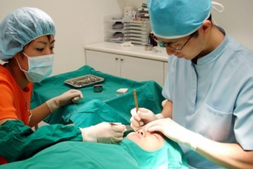 Wanita Korea menjalani operasi mata