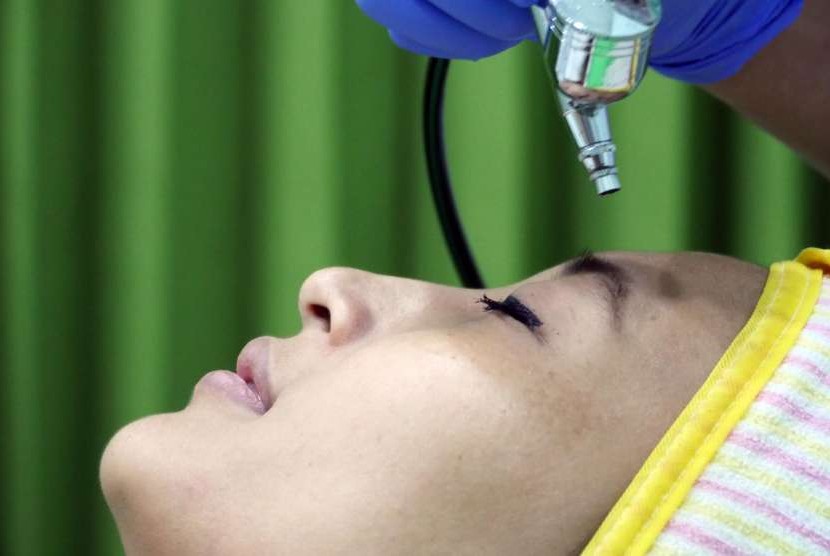 Wanita menjalani perawatan wajah di klinik kecantikan. Korea masih menjadi penggerak industri estetika dunia.