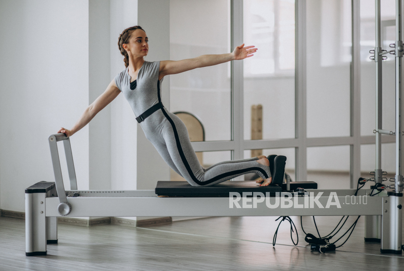 Wanita melakukan pilates (ilustrasi). Ahli kebugaran menjelaskan apakah pilates mampu menurunkan berat badan.