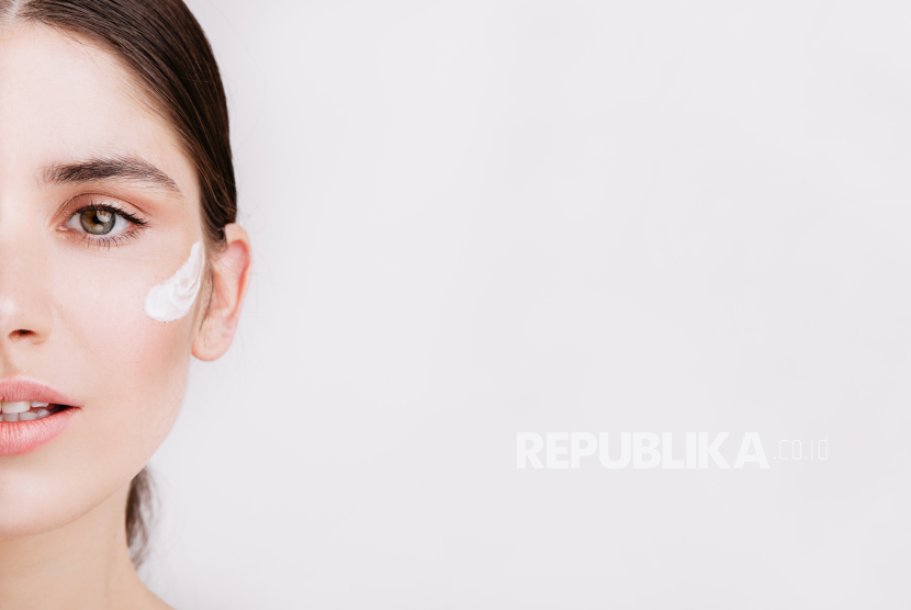 Wanita memakai skincare (ilustrasi). La Roche-Posay Indonesia memastikan penarikan produk oleh Badan Pengawas Obat dan Makanan Amerika Serikat (FDA) hanya berlaku di AS, bukan di Indonesia.