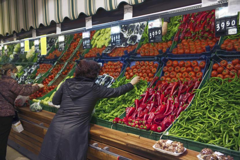 Wanita membeli sayuran di pasar makanan, di Ankara, Turki, Jumat, 8 April 2022. Krisis pangan menghantui dunia.