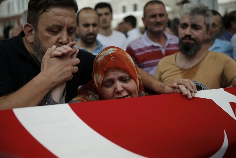Wanita menangisi jenazah warga Turki yang tewas akibat upaya kudeta.
