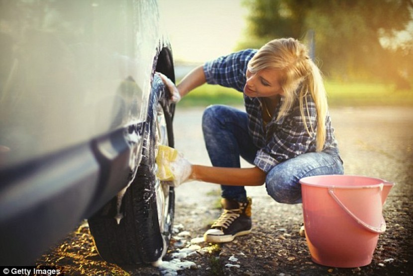 Wanita mencuci mobil