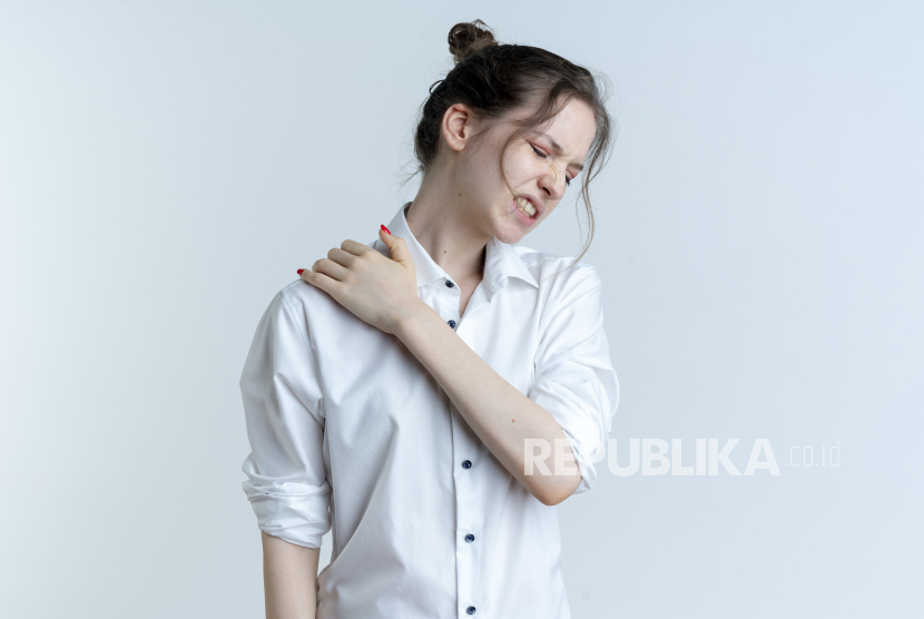 Wanita mengalami radang sendi (ilustrasi). Meski bisa dialami siapa saja, radang sendi atau arthritis lebih banyak menyerang wanita dibanding pria.