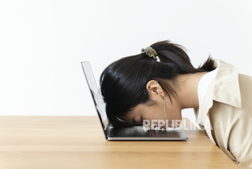 Wanita mengalami silent fatigue (ilustrasi). Hidden fatigue bisa muncul dari beragam pemicu, baik yang terlihat maupun yang tersembunyi. 