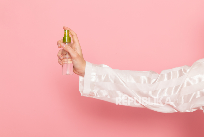 Wanita menyemprotkan parfum (ilustrasi). Reaksi keras terhadap wewangian adalah hal yang sangat nyata dan ilmiah.