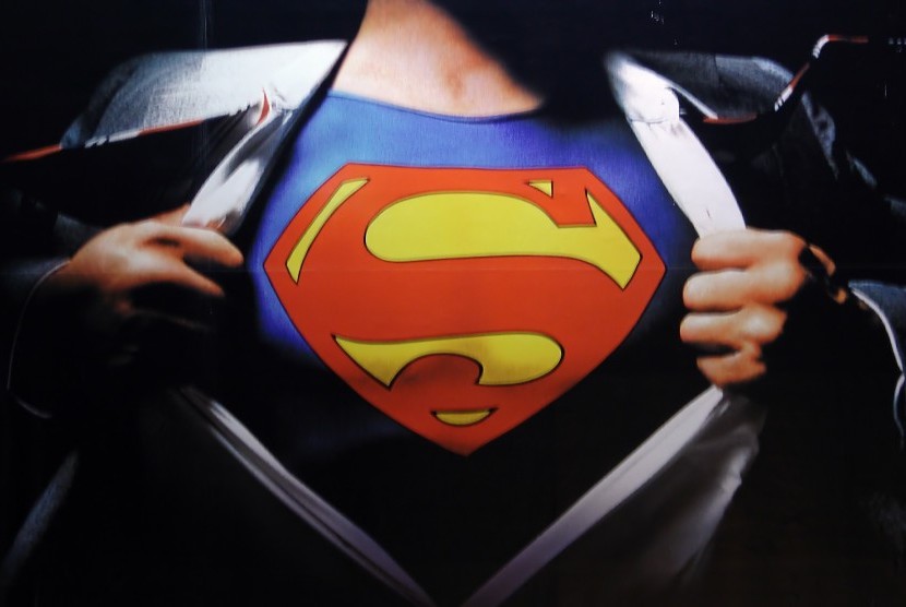 Kostum Superman. Peran Superman sempat ditawarkan kepada Paul Walker sebelum diambil Brandon Routh.