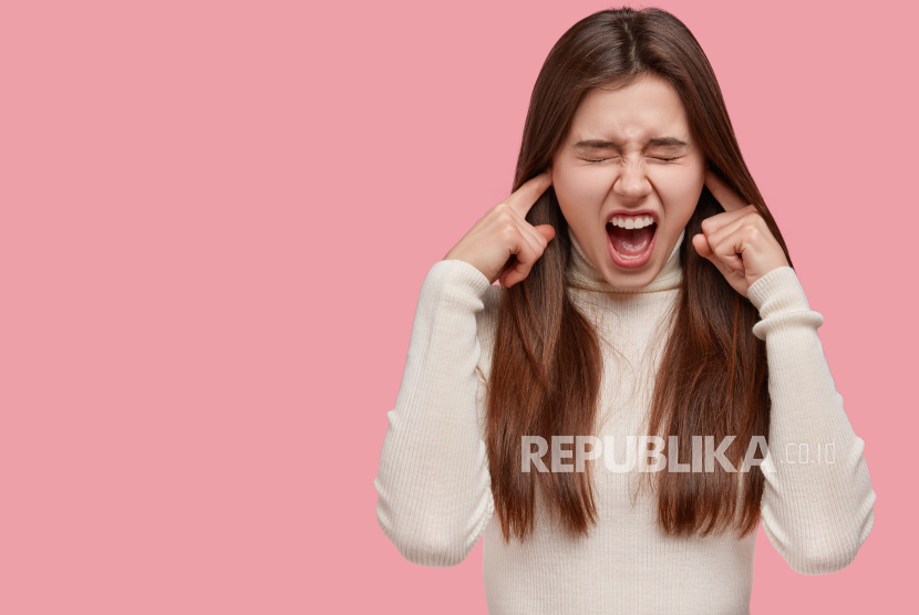 Wanita merasa kesal (ilustrasi). Ada beberapa kebiasaan yang dianggap dapat membuat orang di lain kesal tanpa disadari.