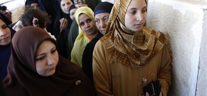 Wanita Mesir berbaris untuk menentukan pilihan dalam pemilu tahap kedua di Giza, Mesir, Kamis (22/12). 
