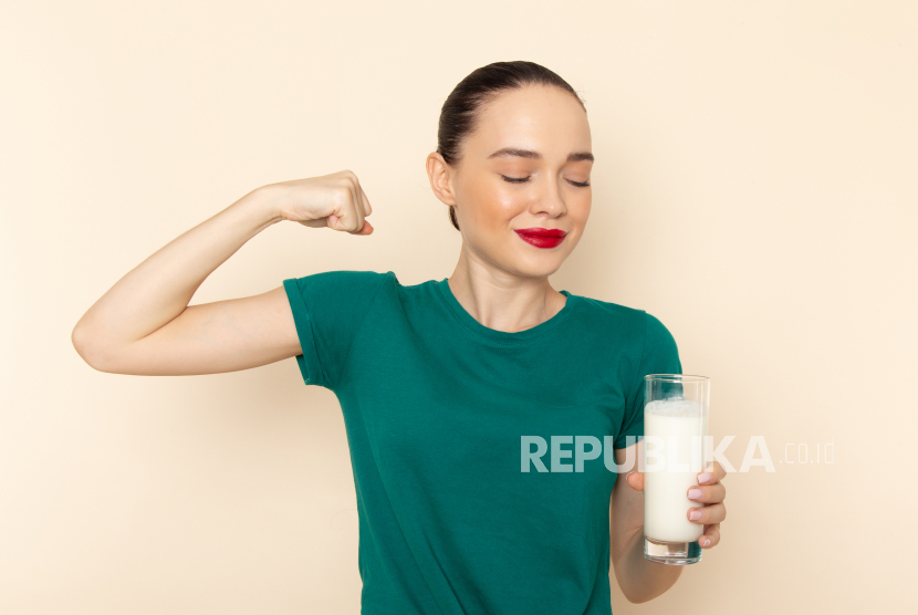 Wanita minum susu agar tulang kuat (ilustrasi). Kesehatan tulang lebih dipengaruhi oleh pola hidup dan jenis olahraga yang dilakukan, bukan hanya seberapa banyak susu yang dikonsumsi.