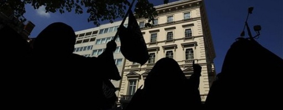 Wanita Muslim bercadar berunjuk rasa memprotes pelarangan cadar di Prancis di depan Kedubes Prancis di London, Senin (11/4).