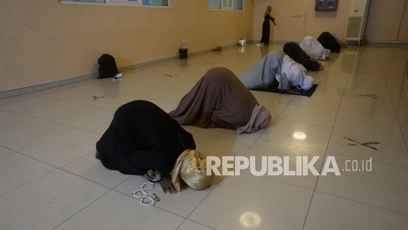 Muslimah Nigeria tengah melaksanakan sholat dengan protokol kesehatan. (Ilustrasi).