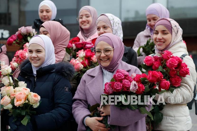  AS Peringati Hari Hijab Sedunia. Foto ilustrasi: Wanita Muslim Ukraina menghadiri acara peringatan Hari Jilbab  di Kiev, Ukraina Selasa (1/2/2022) Hari Jilbab Sedunia adalah acara tahunan yang berlangsung pada 01 Februari setiap tahun di seluruh dunia, dan didirikan oleh Nazma Khan pada tahun 2013 dalam upaya untuk mendorong wanita dari semua latar belakang dan agama untuk mengalami pemakaian Hijab. 