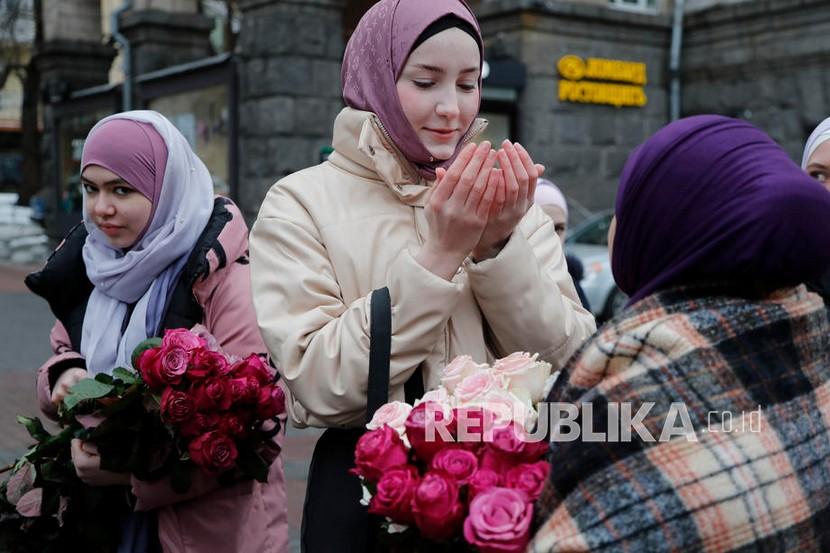  Wanita Muslim Ukraina menghadiri acara peringatan Hari Jilbab  di Kiev, Ukraina Selasa (1/2/2022) Hari Jilbab Sedunia adalah acara tahunan yang berlangsung pada 01 Februari setiap tahun di seluruh dunia, dan didirikan oleh Nazma Khan pada tahun 2013 dalam upaya untuk mendorong wanita dari semua latar belakang dan agama untuk mengalami pemakaian Hijab. 